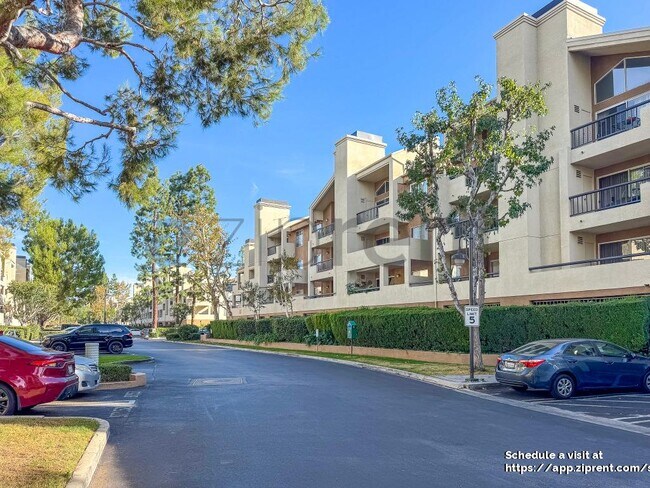 Building Photo - 5500 Owensmouth Ave