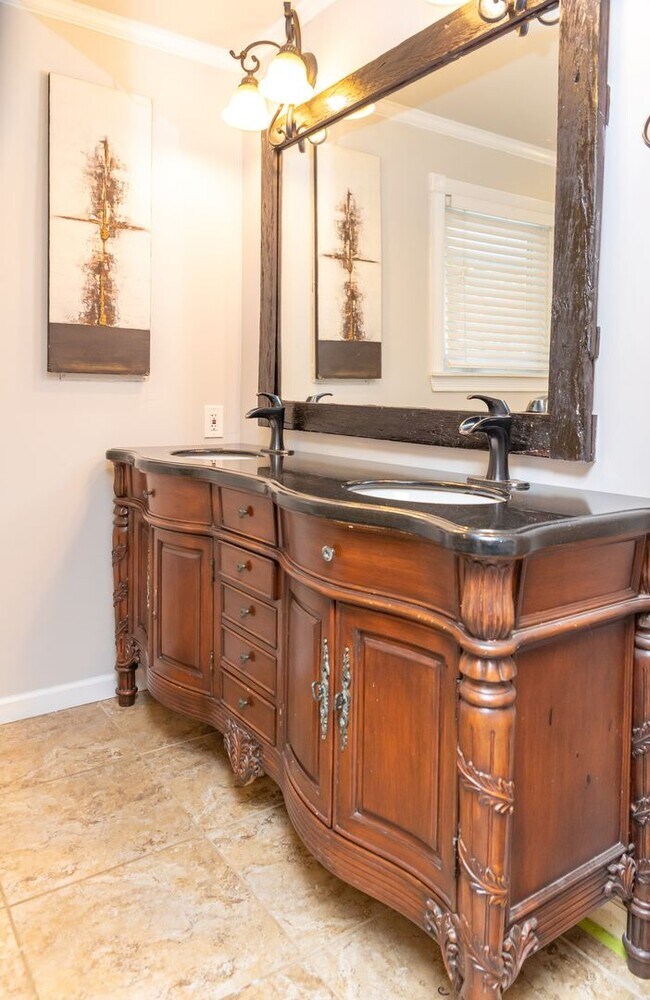 Building Photo - PEACEFUL LIVING.....SECLUSION! Move in ready!!!