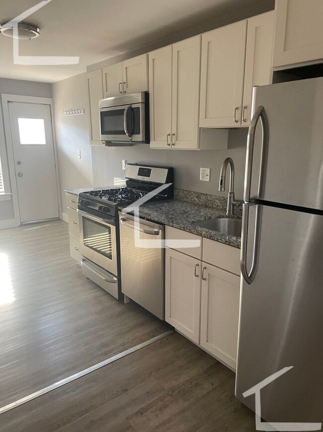 Building Photo - 9/1 Renovated 4BR/1.5BA w/laundry in unit, AC, near Castle Is!