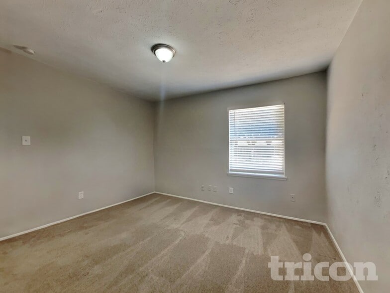 Building Photo - 24022 4 Sixes Ln