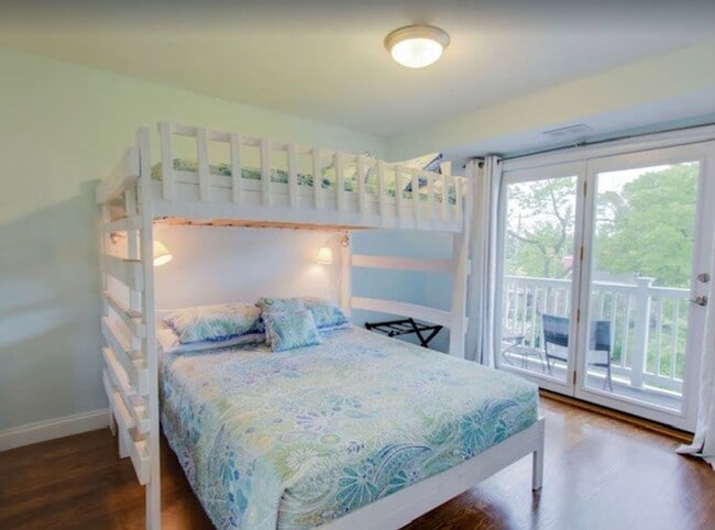 Building Photo - Charming Winter Retreat in Downtown Traver...