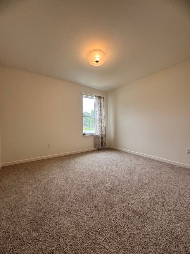 Building Photo - 4BR 2.5Bath Beauty in High Point