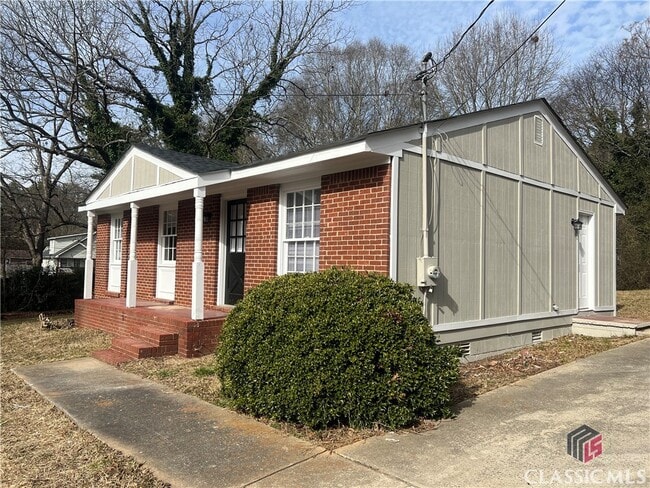 Primary Photo - 1695 E Broad St