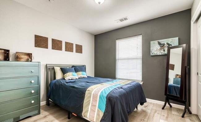 Building Photo - Beautiful 3 Bedroom / 2.5 Bath Two Story Home