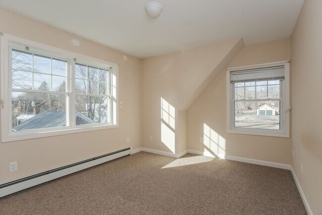 Building Photo - 7 Youngs Ln