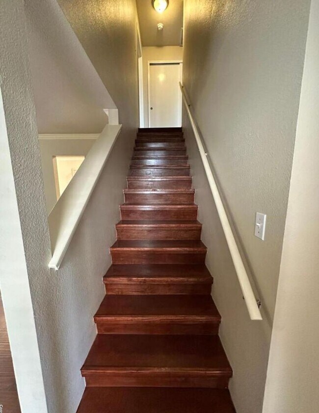 Building Photo - 3 BD/2.5 BA AVAILABLE IN GATED COMMUNITY I...