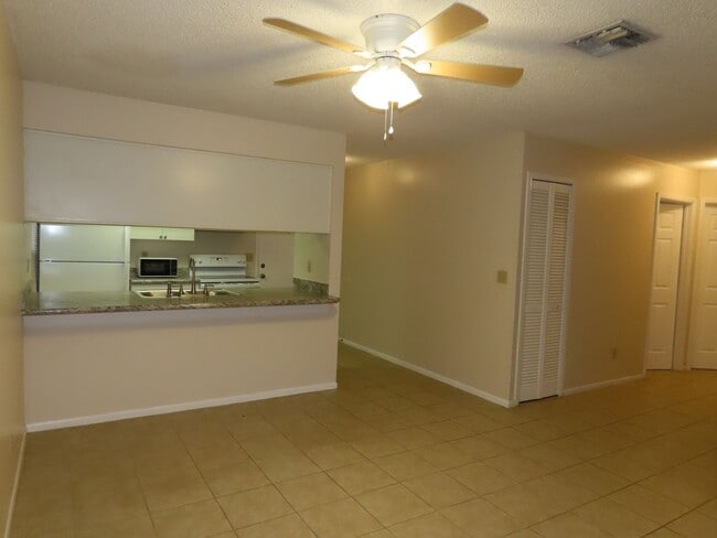 Building Photo - Sunnyside Lakeview 2br/2ba Apartment
