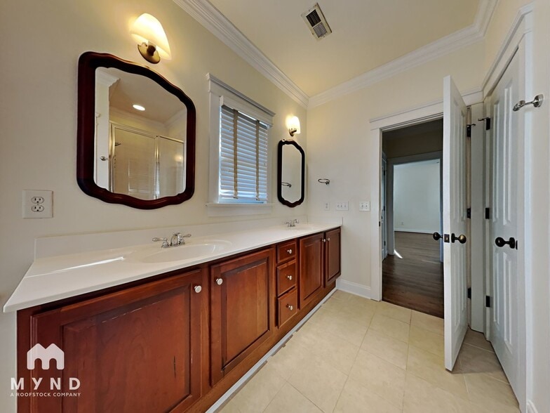 Building Photo - 711 E 9th St