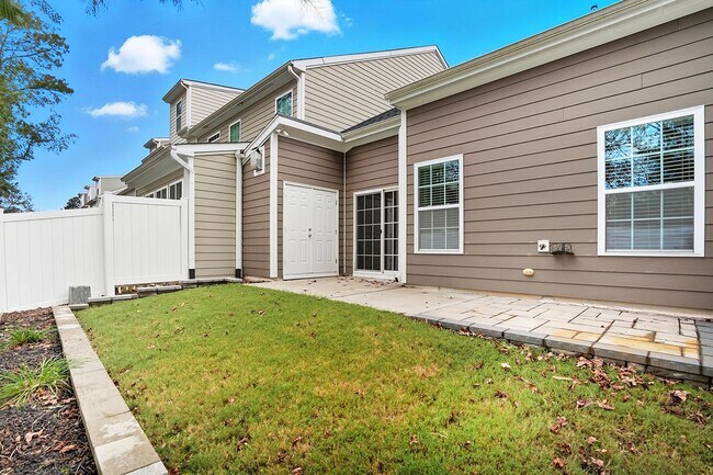 Building Photo - FIRST FLOOR MASTER BEDROOM-END UNIT-GREAT ...