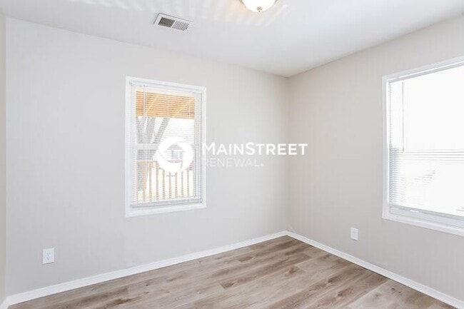 Building Photo - 4 Bedroom Pet-Friendly Home in INDEPENDENCE, MO with Main Street Renewal