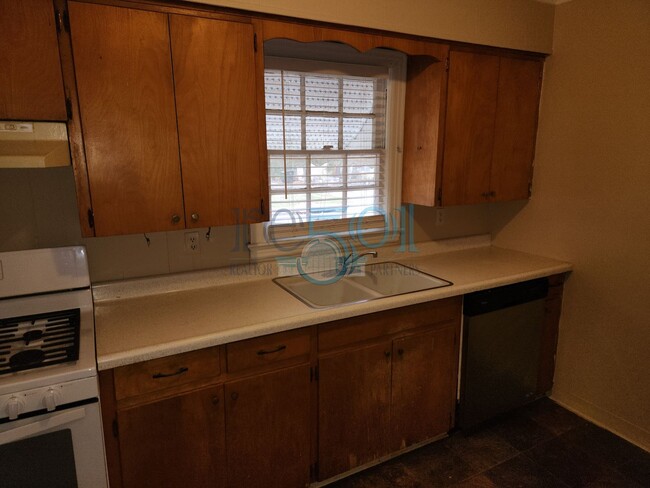 Building Photo - Great Find in Hillcrest! 2BR & 1 BA