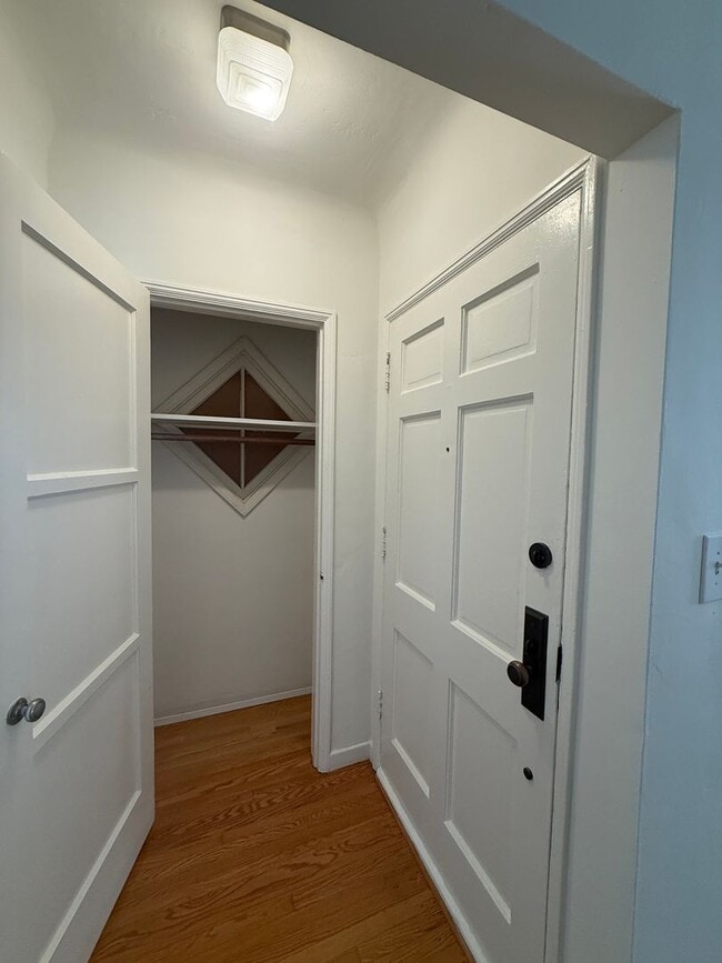 Building Photo - Amazing 3 Bedroom Montrose Home!