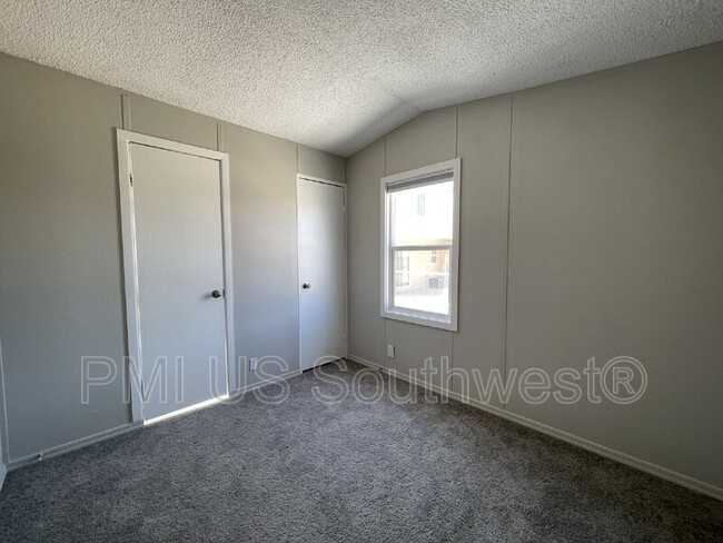 Building Photo - 437 Riverfront Dr