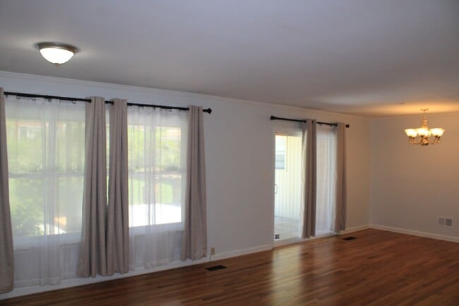 Building Photo - 3 Bedroom 2 bath W/ Bonus In Hammond Hills