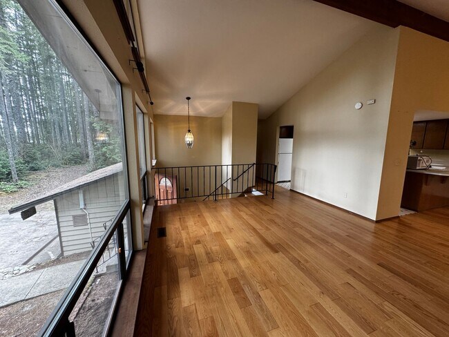 Building Photo - Silverdale Split-Level Home with Bonus Are...
