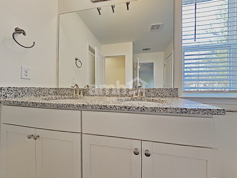 Building Photo - 386 Camp Cir