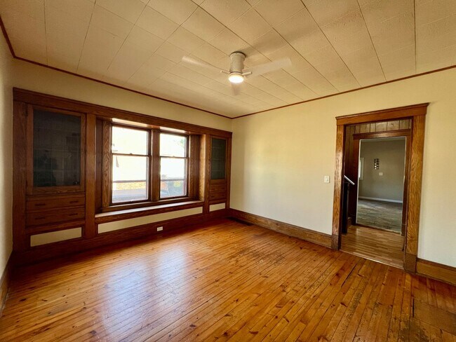 Building Photo - 4 Bedrooms 2 full Bath for rent
