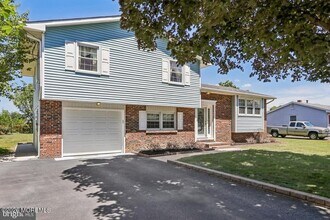 Building Photo - 2565 S Brookfield St