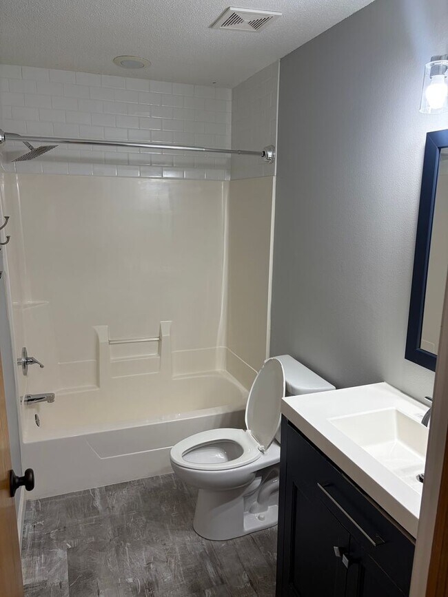 Building Photo - HUGE 3 Bed Home for Rent!