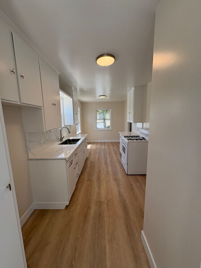 Building Photo - 1+1 Cozy Cottage above Ventura College wit...