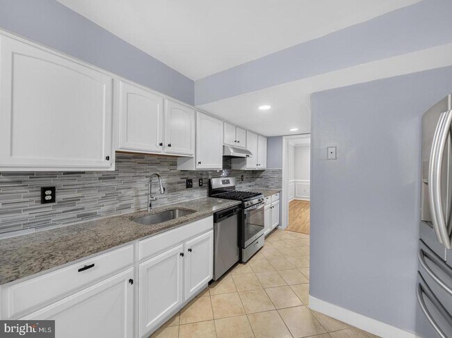 Building Photo - 15057 Cherrydale Dr