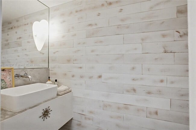 Building Photo - 10000 W Bay Harbor Dr