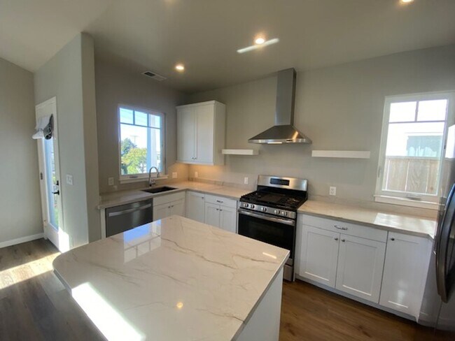 Building Photo - Pacific Grove Cottage!
