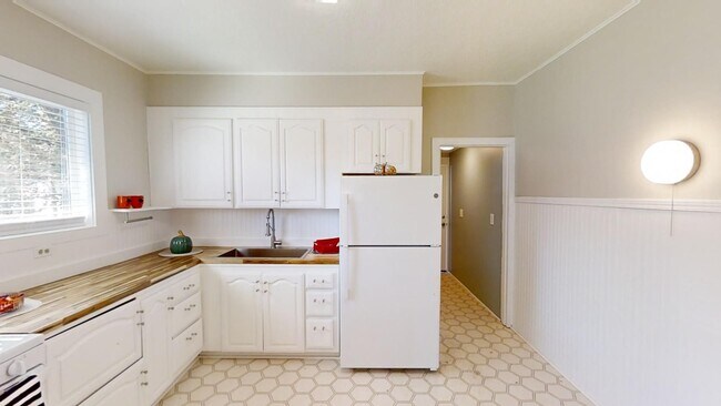 Building Photo - KJKLLC-Carlton Street