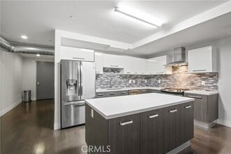 Building Photo - 433 Pine Ave