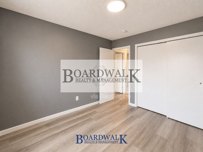 Building Photo - 572 400 N