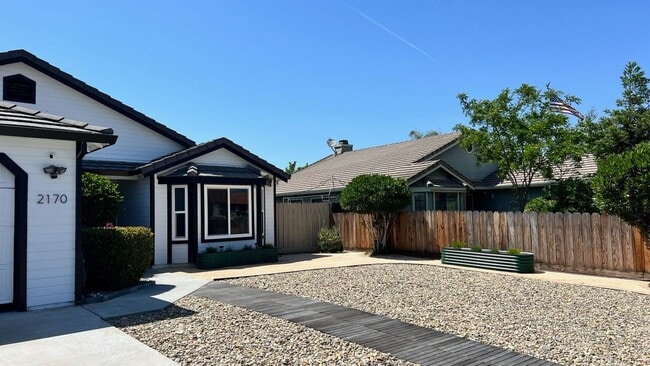 Building Photo - 2170 Cerra Vista Dr