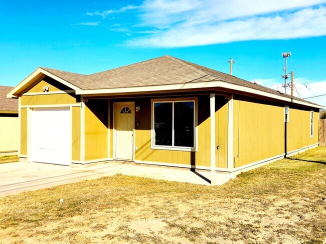 Building Photo - Great 3-bedroom house with a fenced backyard.