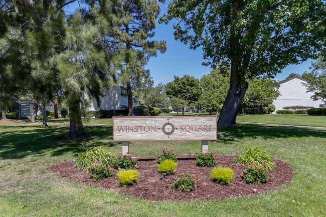 Building Photo - 3 Bed / 2.5 Bath light and spacious townho...