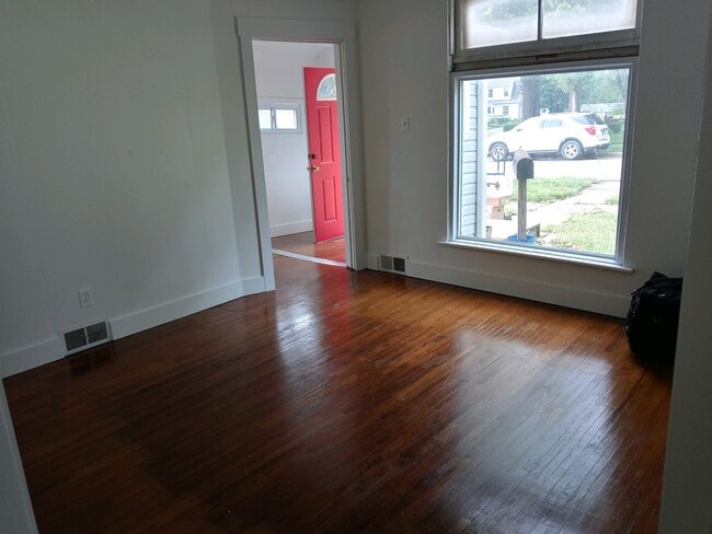 Building Photo - 320 W Cooper St