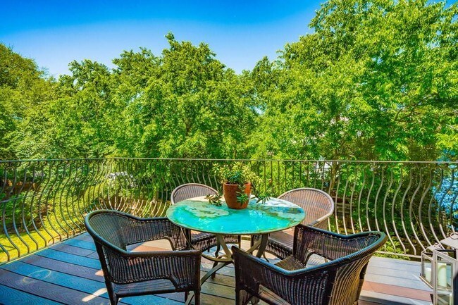 Building Photo - 206 E Live Oak St