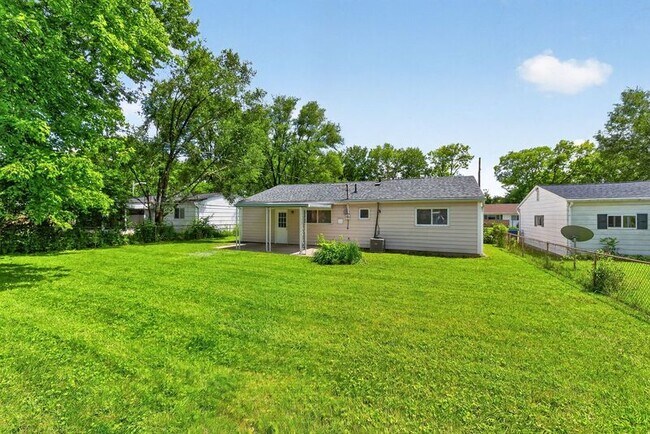Building Photo - 5168 Mapleridge Dr