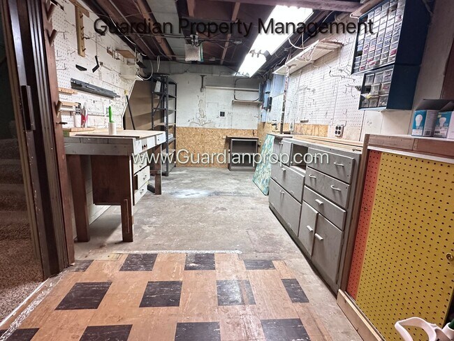 Building Photo - Richfield Single Family Home, Fenced Yard, 2 Car Garage, Dishwasher