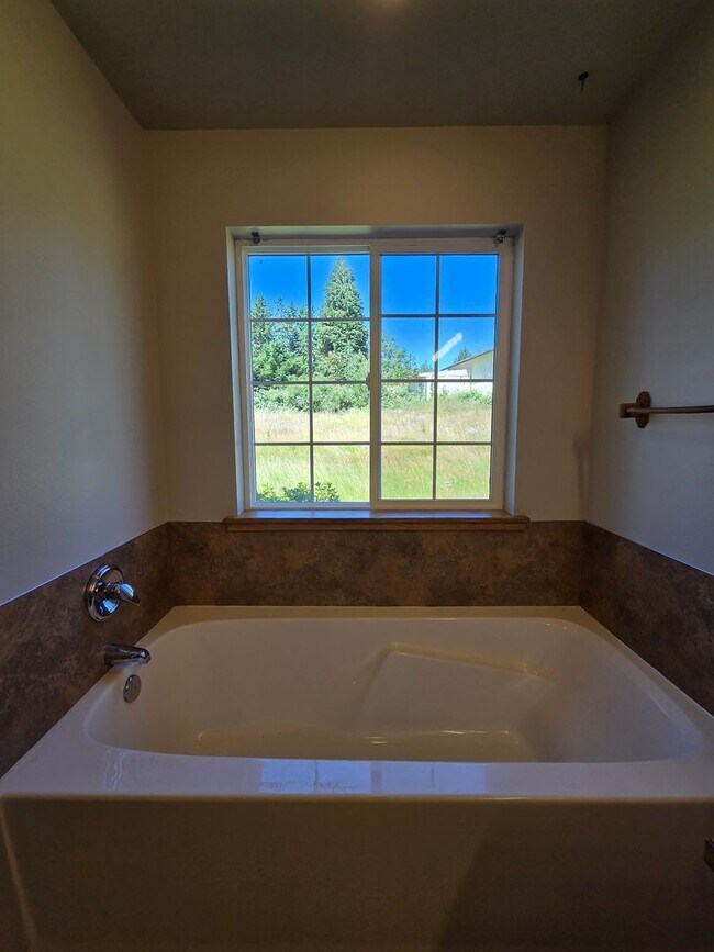 Building Photo - Port Ludlow Farmhouse for Rent, Freshly Updated and Available Now!