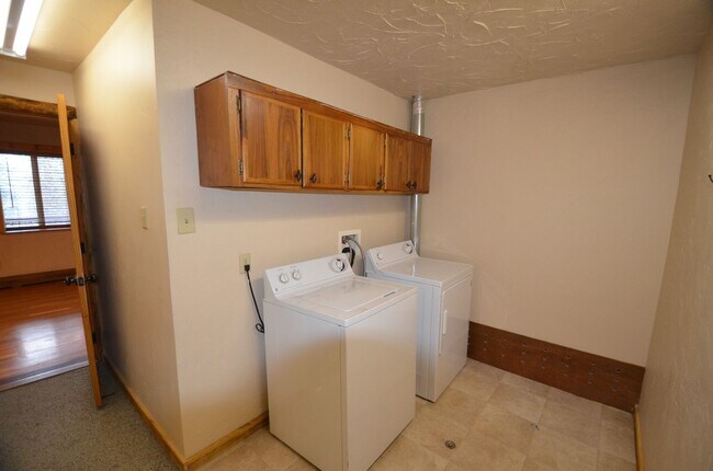 Building Photo - 471 High Point Dr