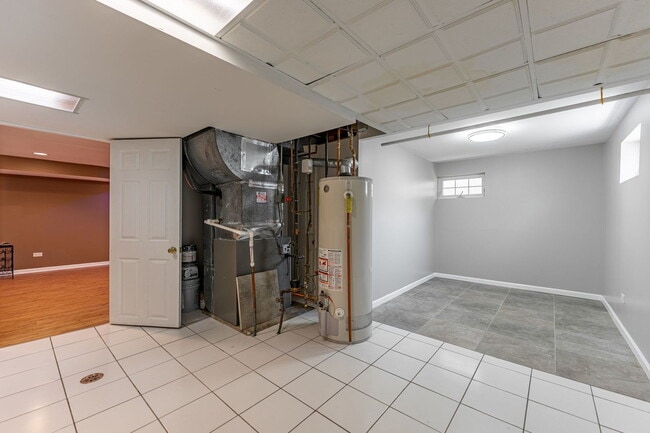 Building Photo - 1105 E Alder Ln