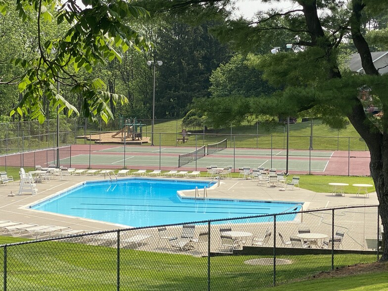 Swimming pool and tennis courts - 1984 Cricklewood Cv