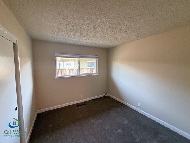 Building Photo - 5863/5865 Hillview Ave.