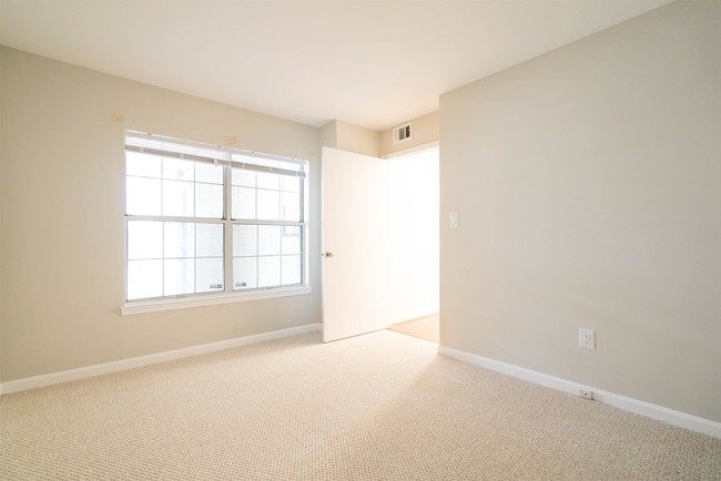Building Photo - 10403 Beacon Ridge Dr