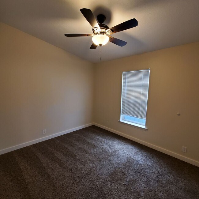 Building Photo - ***Limited Time Summer Rent Special!*** 5 bedroom : 3 bath Home with a Garage in Tangent