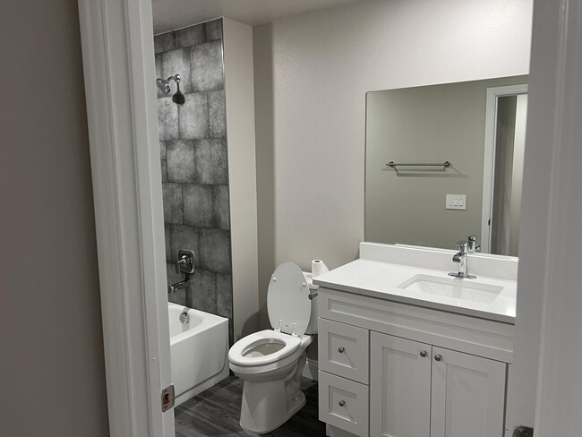 Building Photo - 850 San Filippo Dr SE