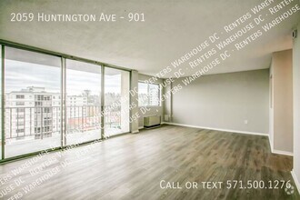 Building Photo - Renovated 9th-Floor Studio w/ Panoramic Ci...