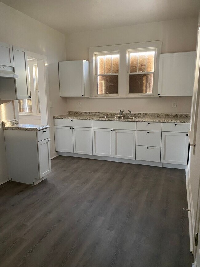 Building Photo - LIMITED TIME**NO APPLICATION FEE**1/2 OFF ...