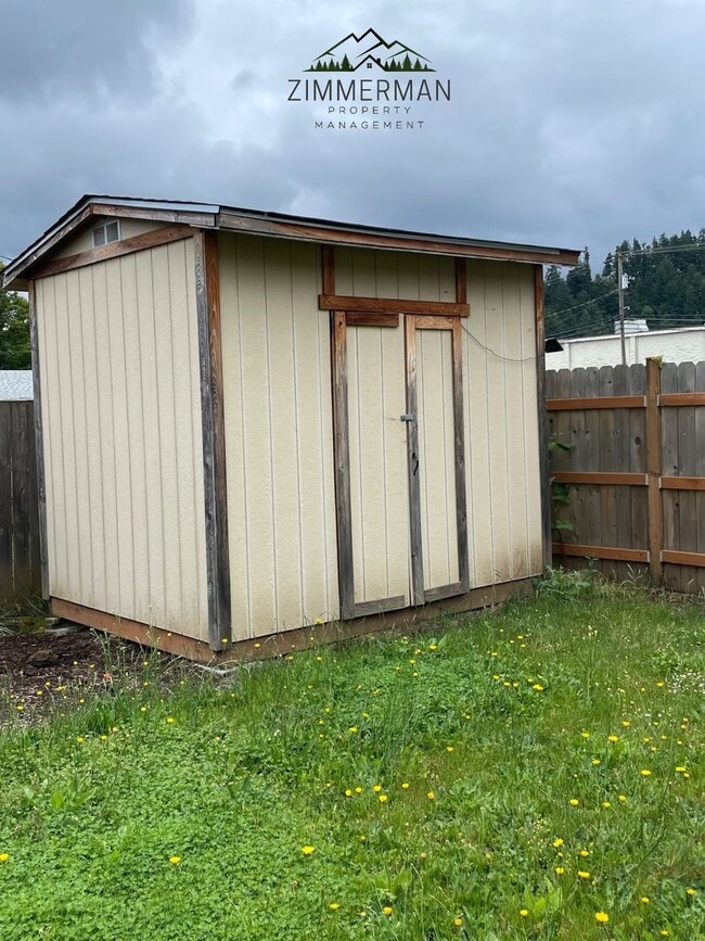 Building Photo - 3 bedroom, 1 1/2 bathroom House in Thurston neighborhood