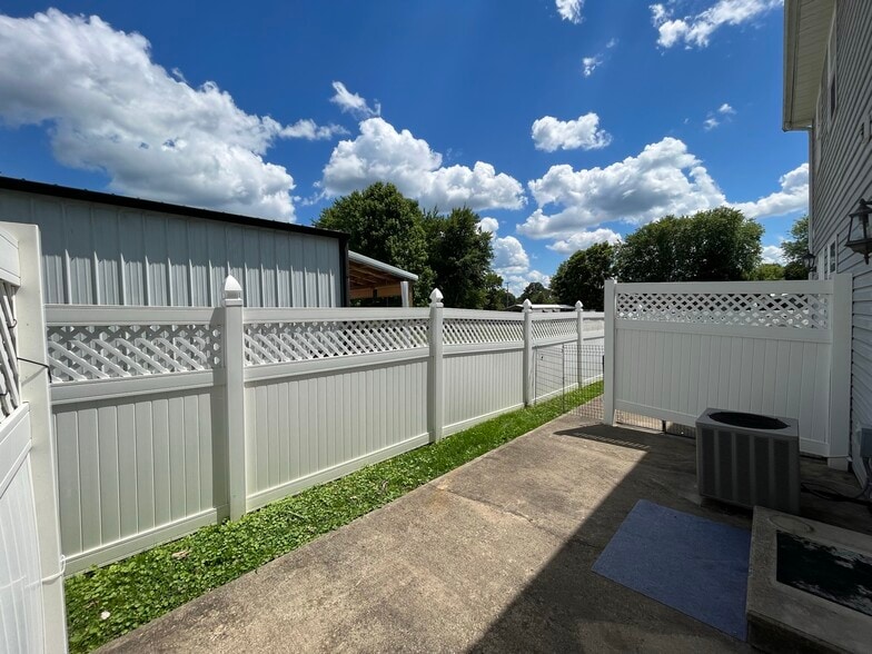 Building Photo - 9 - 13 E Verity St.