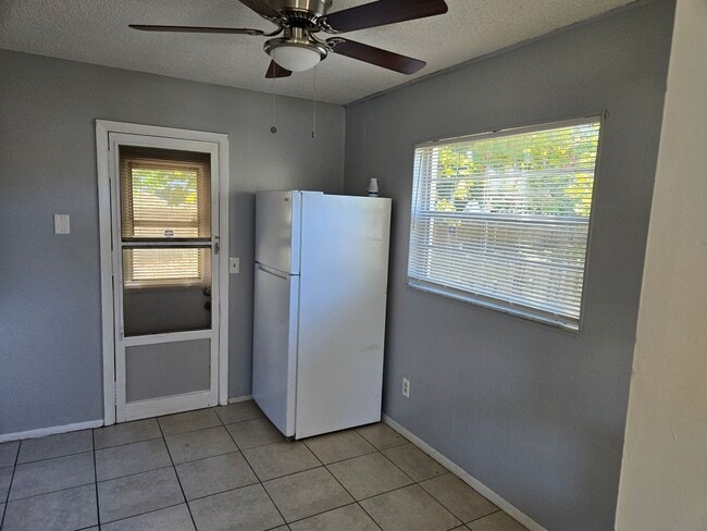 Building Photo - Cute and Convenient!